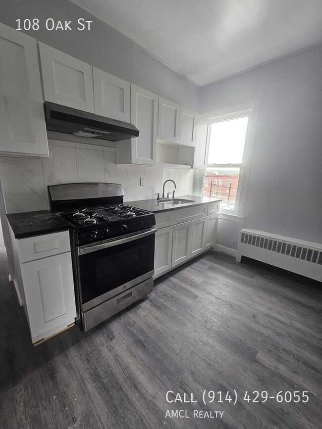 Building Photo - 108 Oak St
