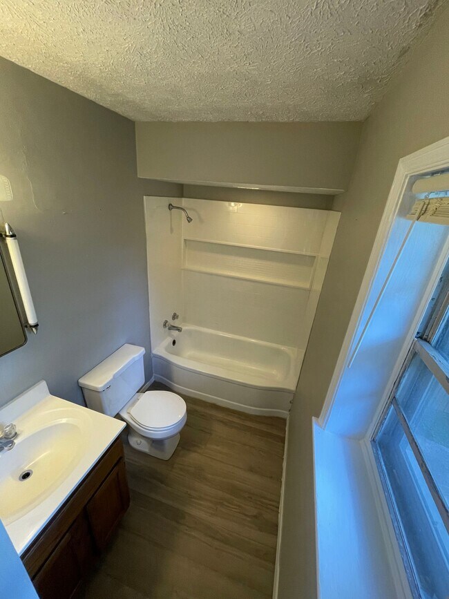 Foto del edificio - $875 Potter House Apartments: Directly adjacent to BSU and IU Health Ball Memorial Hospital.