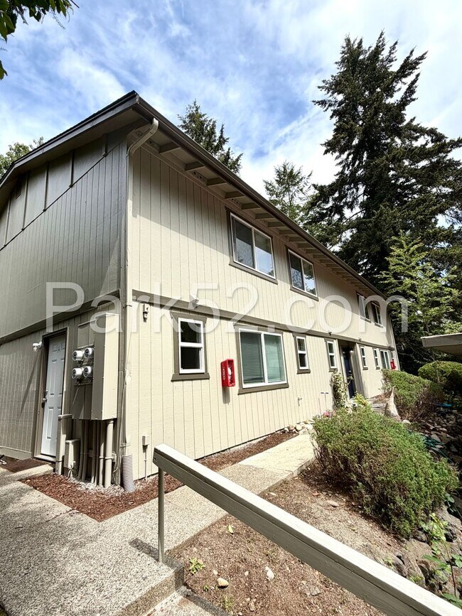 Foto del edificio - Updated 2 Bedroom University Place Townhome