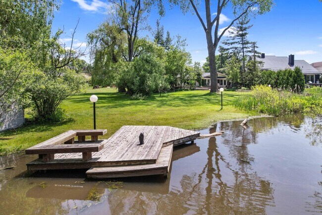 Foto del edificio - 2372 Pine Lake Rd