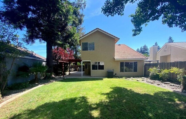 Foto del edificio - Freshly Painted 3 Bedroom + Loft in Desirable Elk Grove Neighborhood
