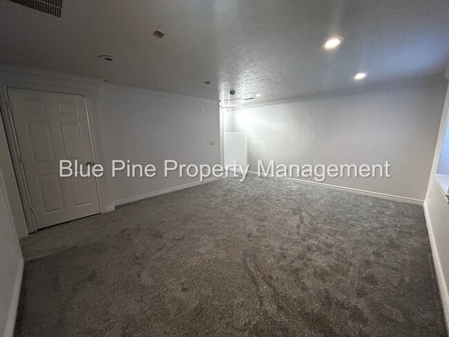 Building Photo - 648 E Poplar St