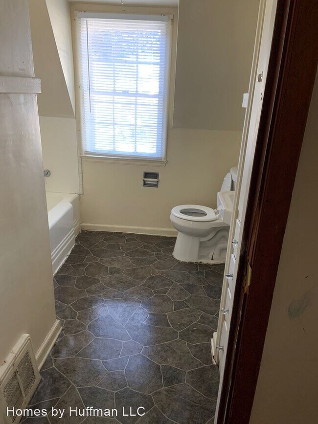 Building Photo - 3 br, 1.5 bath House - 801 E Riverside Drive