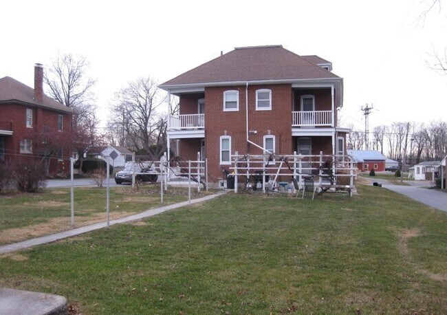 Building Photo - 3 br, 1 bath House - 134 EAST HARRISBURG AVE.