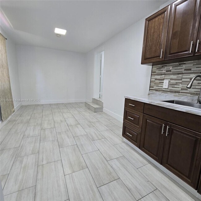 Foto del edificio - 1230 NW 70th St