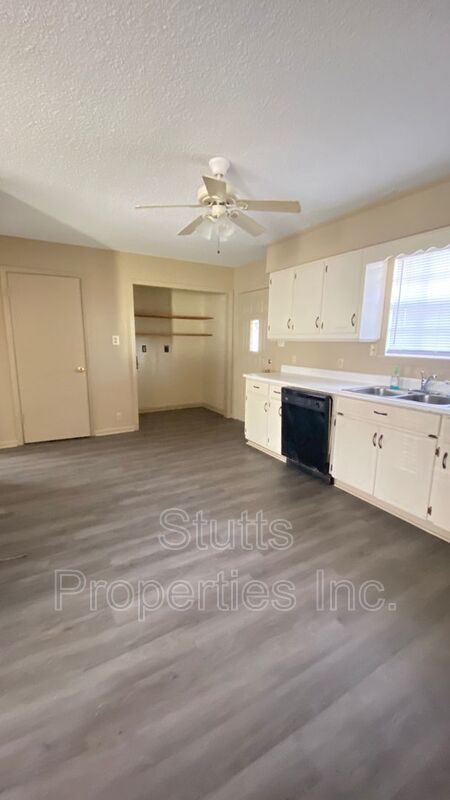 Foto del edificio - 305 River Rd