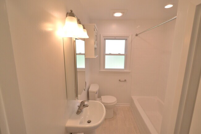 Building Photo - 1046 David Dr