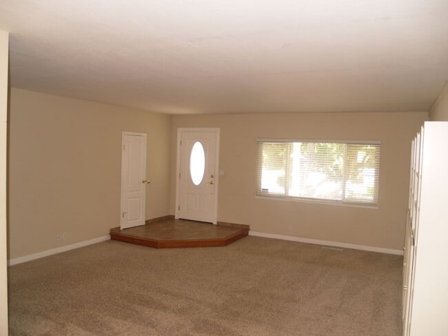 Foto del edificio - RENT WILL BE $3950 THROUGH MAY 2026!