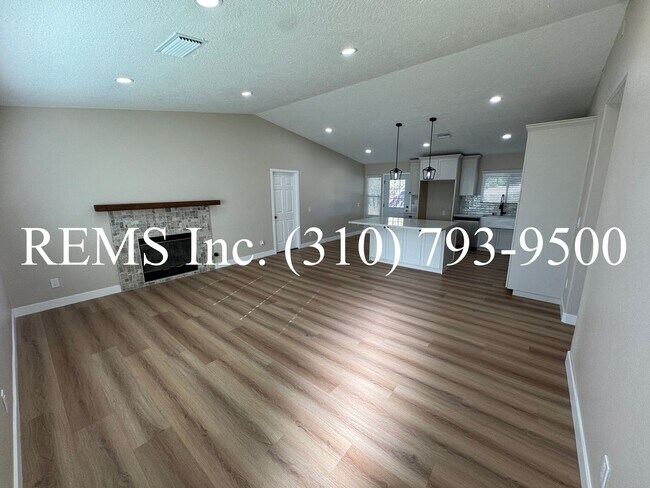 Foto del edificio - Remodeled Hersperia Front House with Laund...