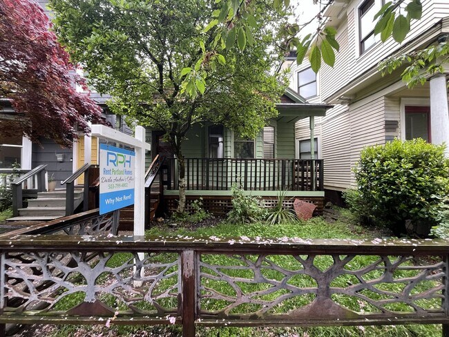 Foto del edificio - Large NW Portland Home Near Shops & Restaurants with Finished Basement & Bay Windows