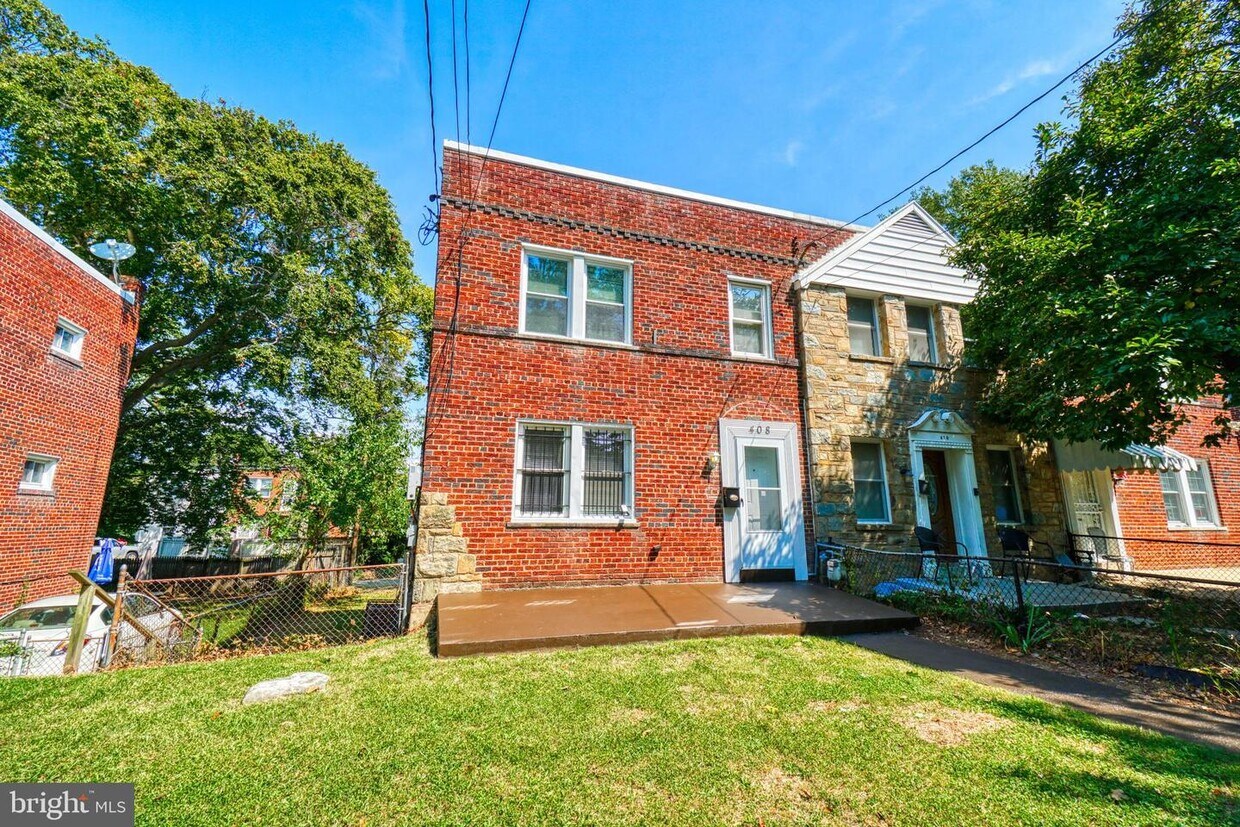 Primary Photo - 408 Oakwood St SE