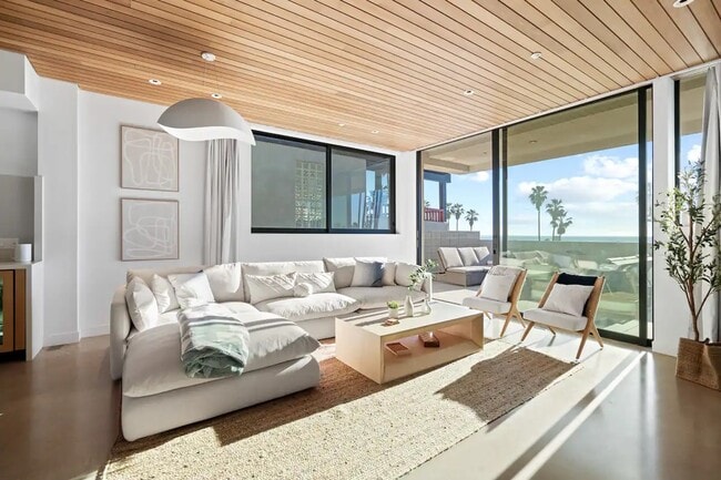 Building Photo - 305 Ocean Front Walk