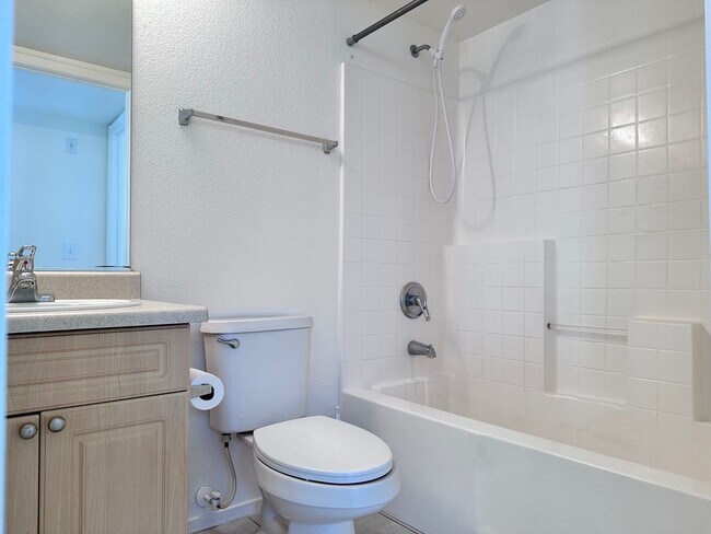 Foto del edificio - Private Upstairs Retreat in Desirable Gated Community