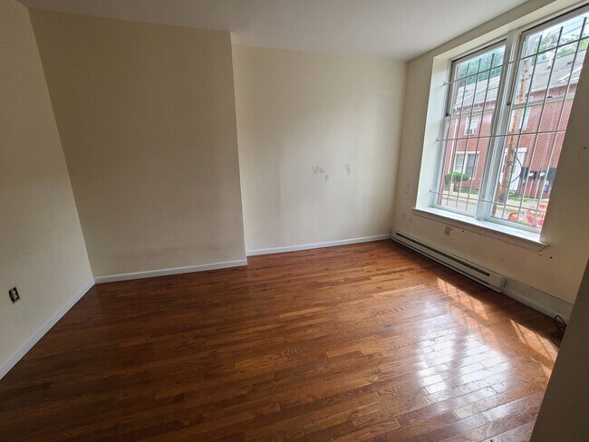 Building Photo - HUGE 3 BED 2 bath NEAR TEMPLE UNIVERSITY S...