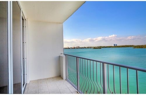 Foto del edificio - 10350 W Bay Harbor Dr