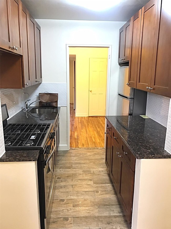 Foto del edificio - 87-10 37th Avenue