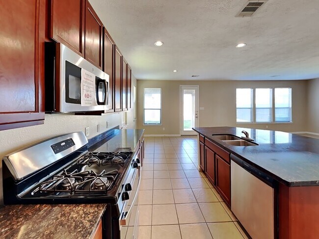 Building Photo - Stunning Home!!