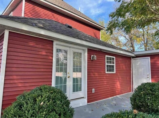 Building Photo - 3 Bedroom/3 Bath Home