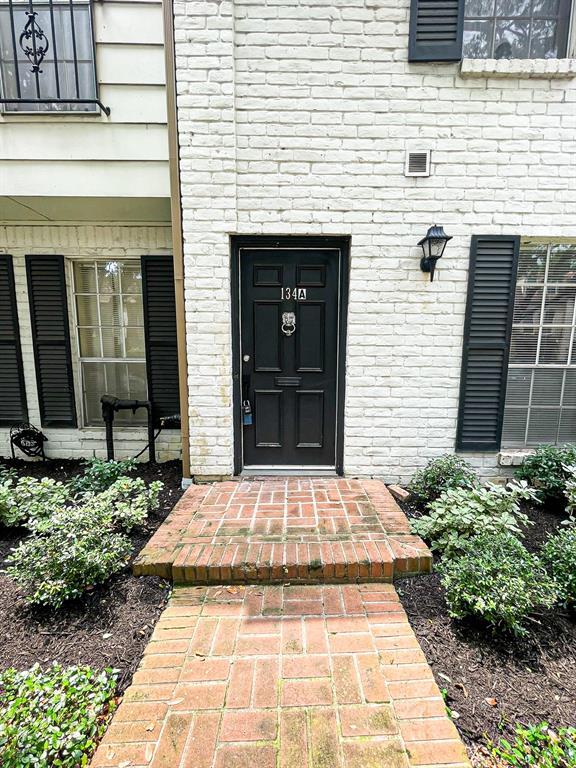 Building Photo - 361 N Post Oak Ln