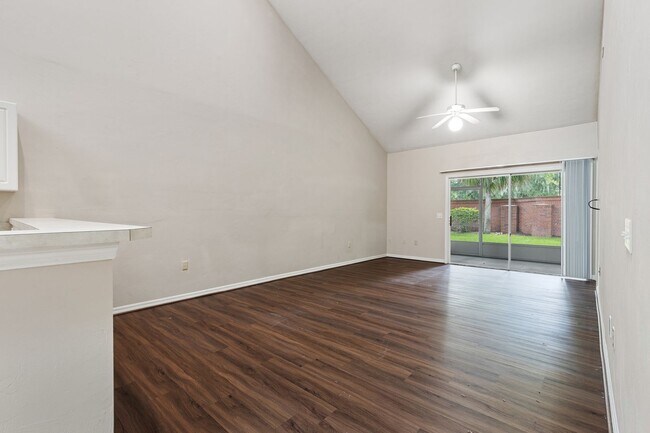 Building Photo - 2/2 Greens Condo at West End - Available July 10, 2026