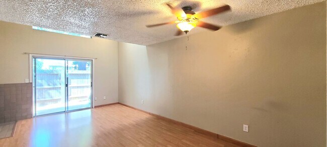 Building Photo - Very Nice 1bd/1bth Condo in gated complex w/ swimming pool!