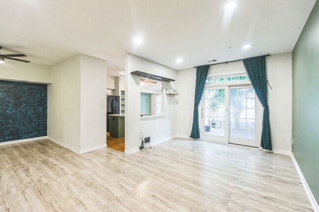 Building Photo - Bright & Spacious 3BR Townhome with Garage...