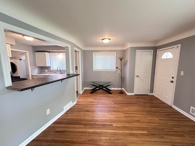 Foto del edificio - 4697 Pelham St
