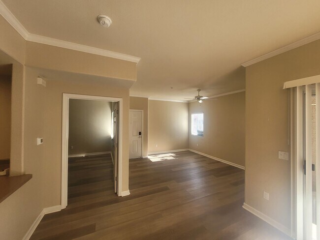 Foto del edificio - 10001 Woodcreek Oaks Blvd