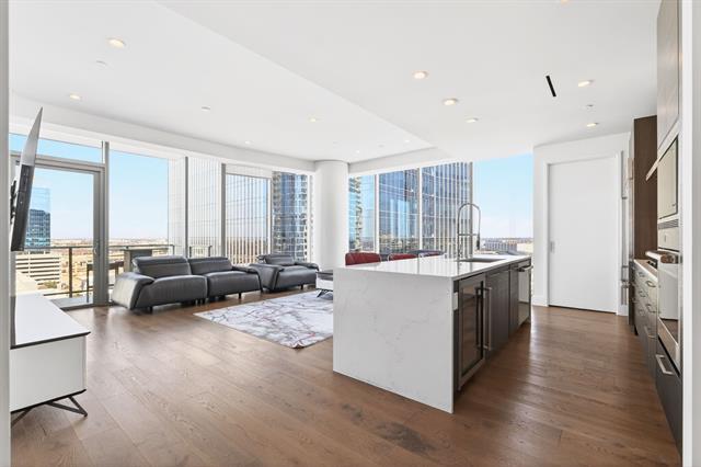 Foto del edificio - 7901 Windrose Ave.