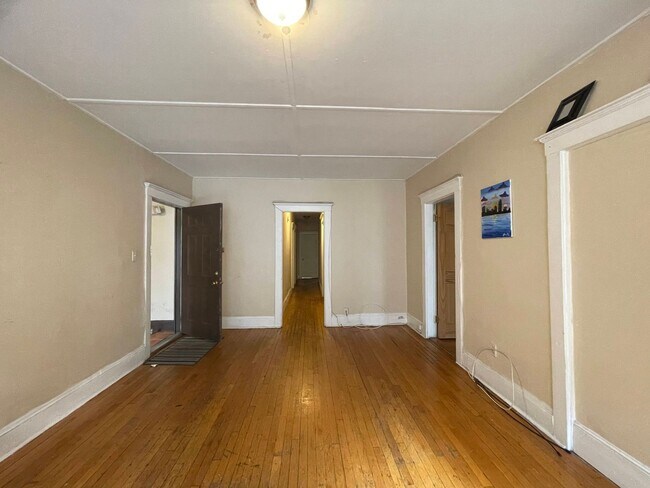 Foto del edificio - 4bd/2Ba with Separate Offices (or Storage Rooms) Attached to Bedrooms; Heat/Hot Water Included!