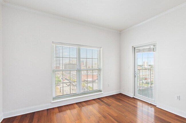 Building Photo - Stunning Berkman Plaza Condo