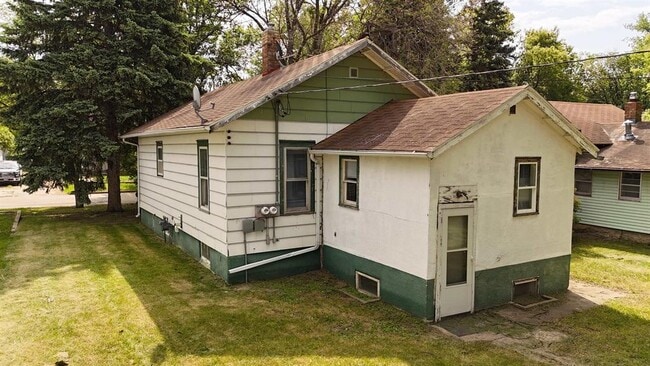 Building Photo - 721 5th St NE