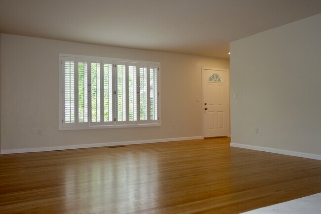 Building Photo - 609 Maureen Ln