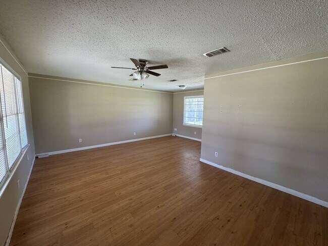Foto del edificio - Charming 2 Bed 1 Bath 1 Car Garage Home