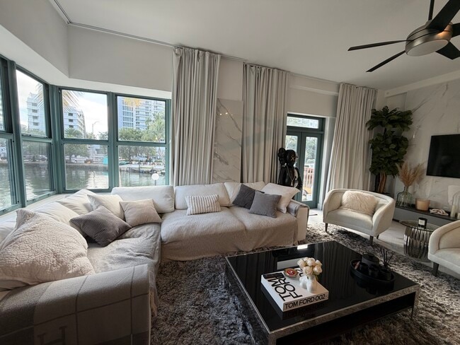 Foto del edificio - 2421 Lake Pancoast Dr