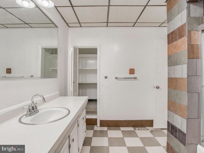 Building Photo - 2201 Huntingdon Ave