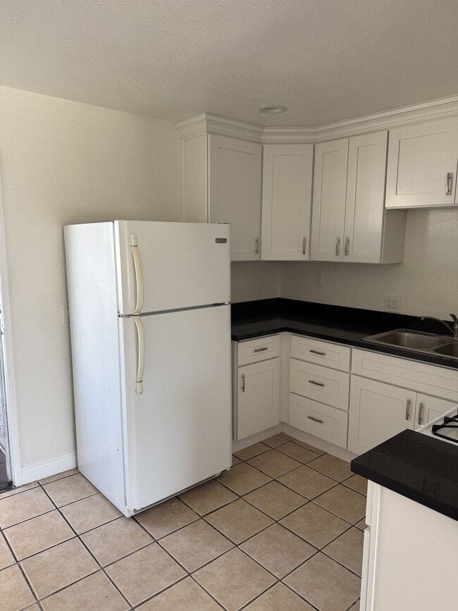Cocina - 4832 W 116th St
