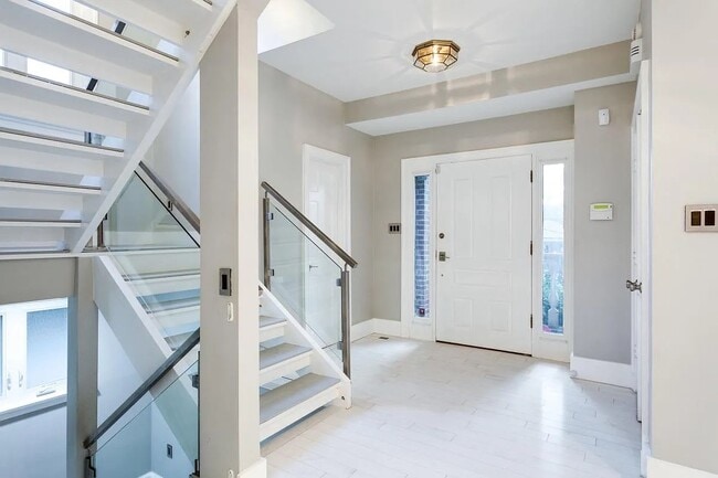 Foto del edificio - 4611 Charleston Terrace NW