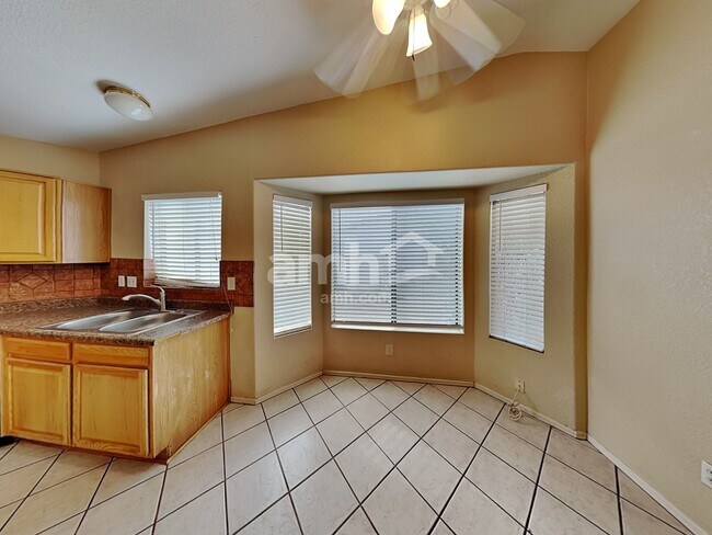 Foto del edificio - 1566 W Breakwell St