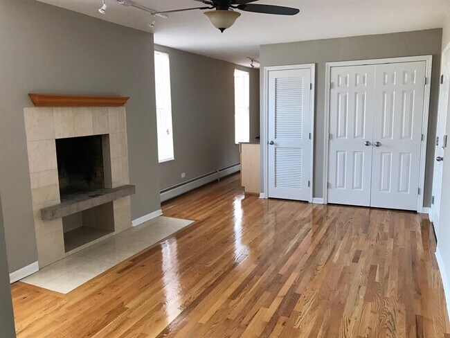 Building Photo - 800 W Lill Ave