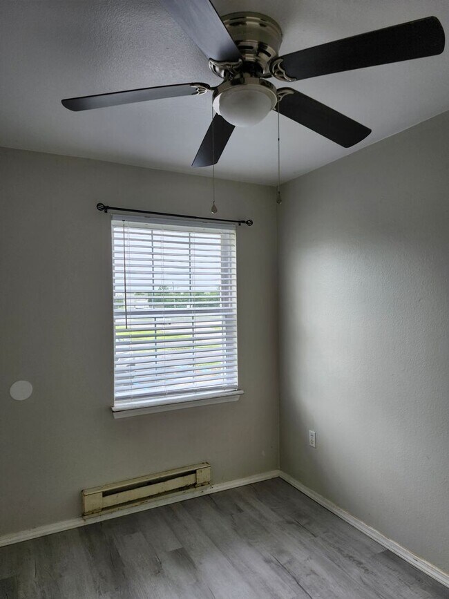 Foto del edificio - Remodeled 2025 Ground Level 2 Bedroom Apar...