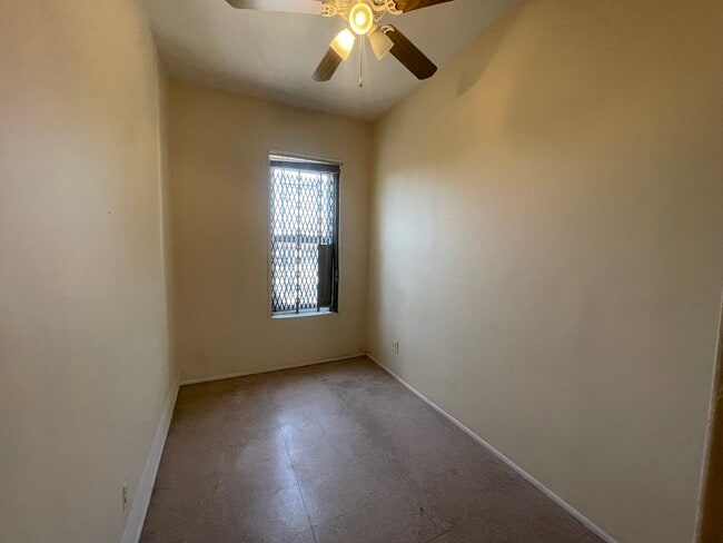 bedrom - 98 Bristol St
