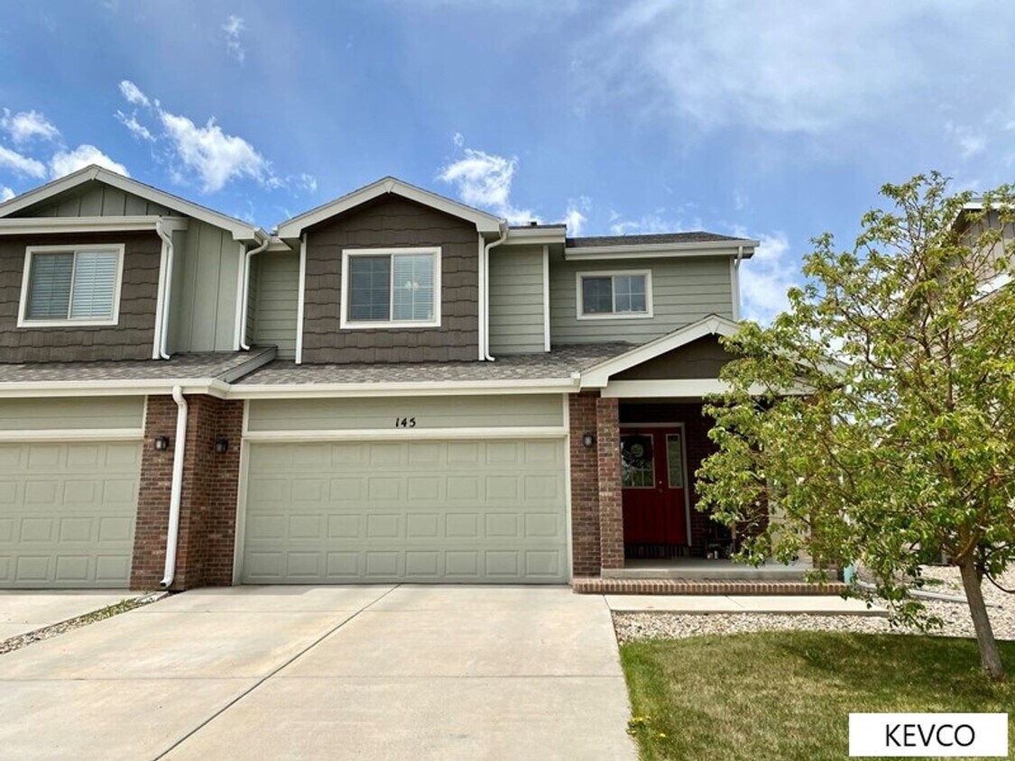 Foto principal - Expansive Newer Construction Townhome!