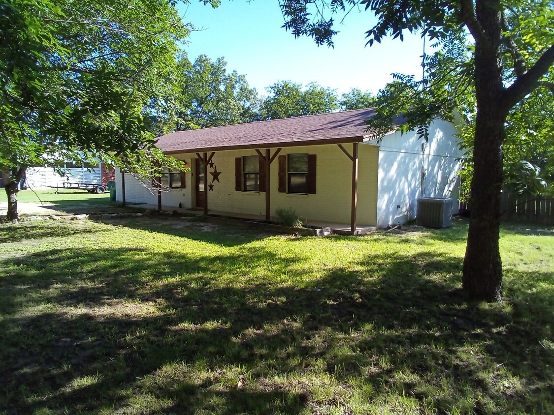 Foto principal - Charming 4 bed 2 bath home in Lampasas com...