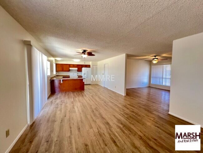 Foto del edificio - Great 3 bedroom home with lots of living s...