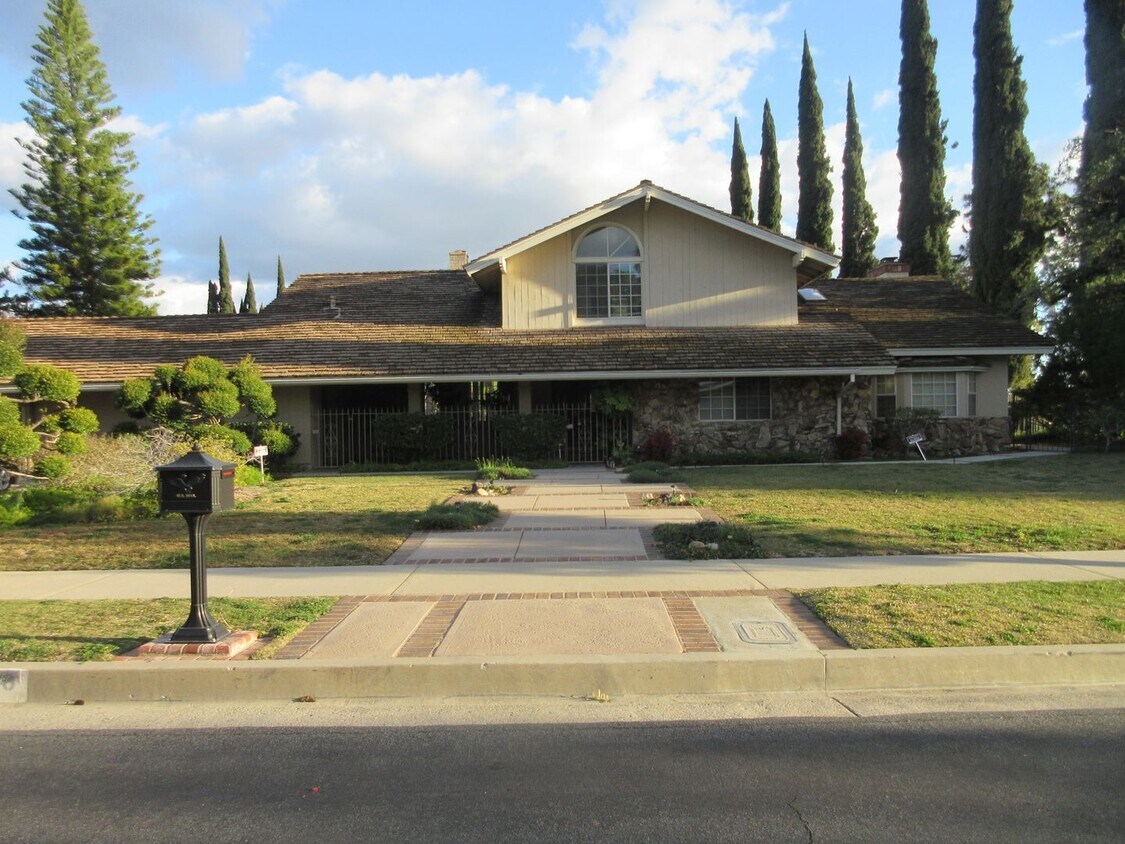 Primary Photo - Glorious pool home in the Tampa/Devonshire...