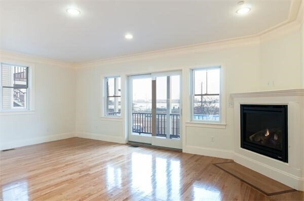 Foto principal - 541 Sumner St