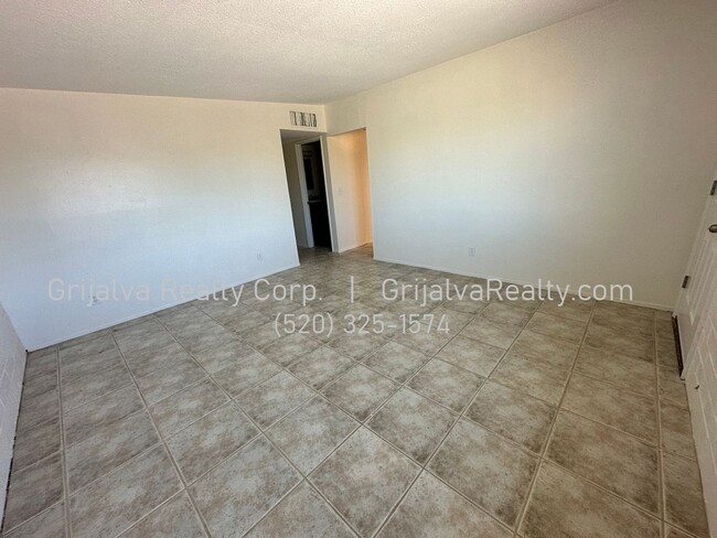 Foto del edificio - Spacious 4 Bedroom, 2 Bath  House with Den...