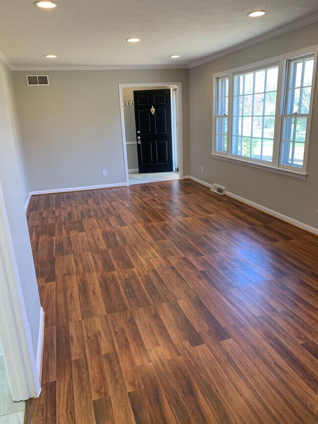 Foto del edificio - Updated 3 Bedroom Located Off Jefferson Rd - Lawncare Included!