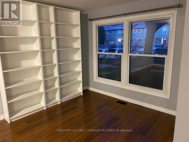 Photo du bâtiment - 70 Fiddlers Green Rd